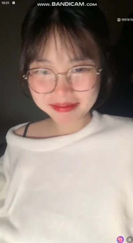 Em gái kính cận và tuyệt chiêu livestream