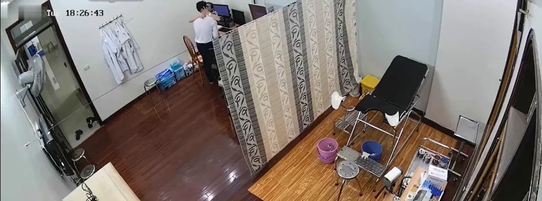 Hack cam bác sĩ tại phòng khám sau giờ làm