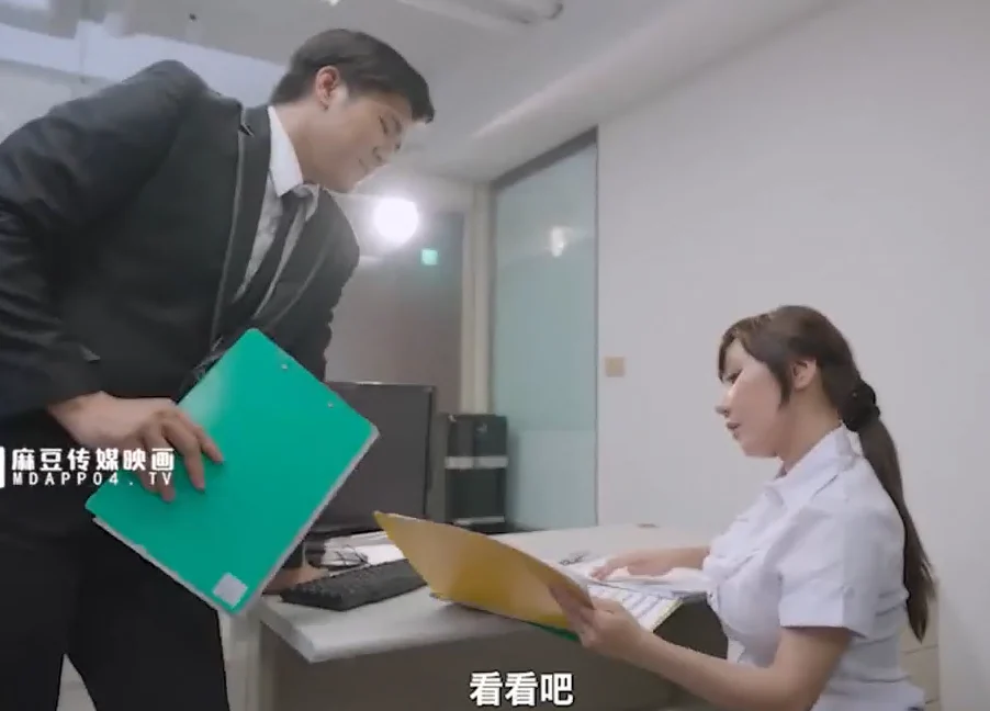 RS018 Bị cô đồng nghiệp ngực khủng quyến rũ